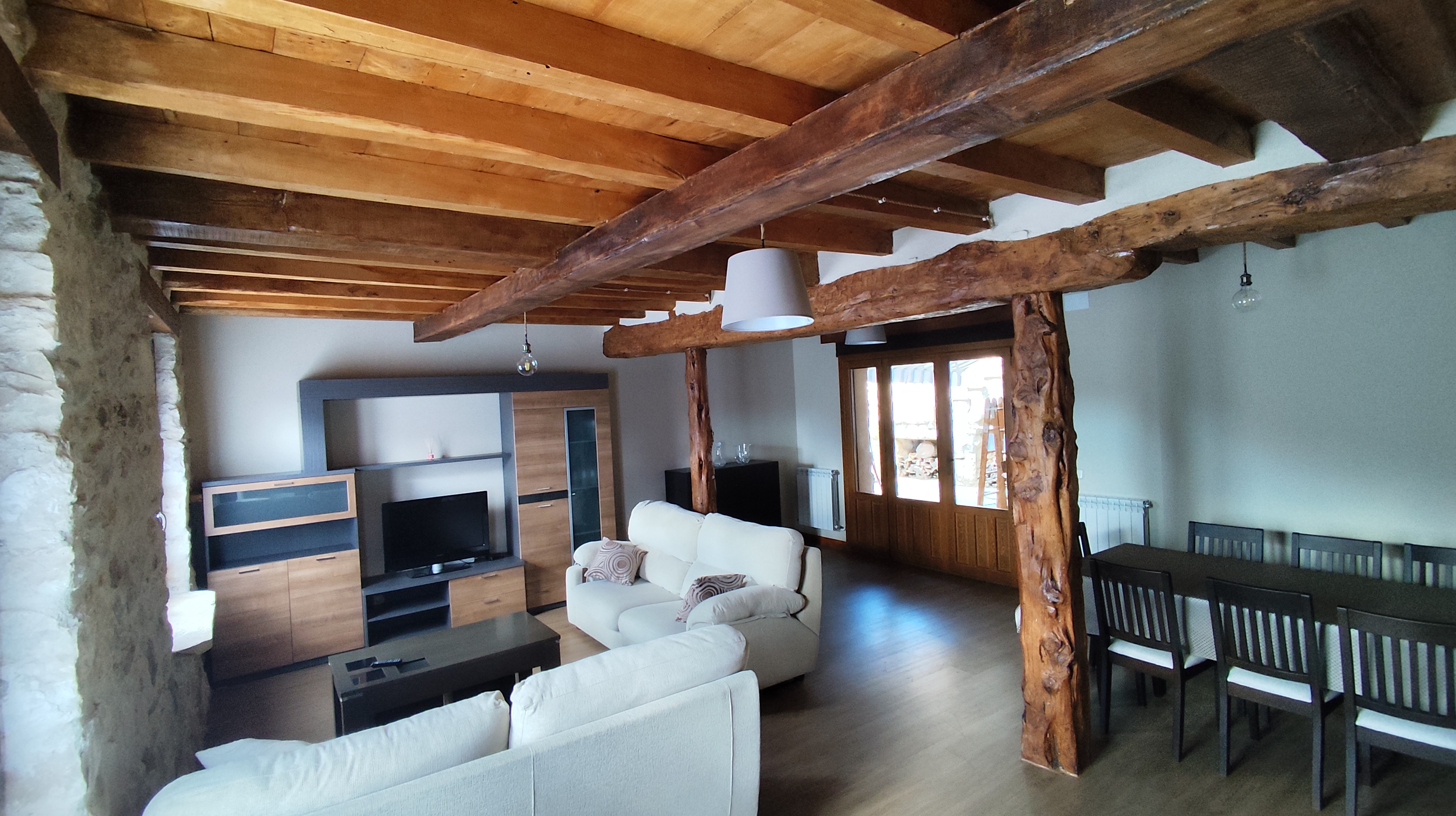 Gran salón de Casa La Plaza con vigas de madera