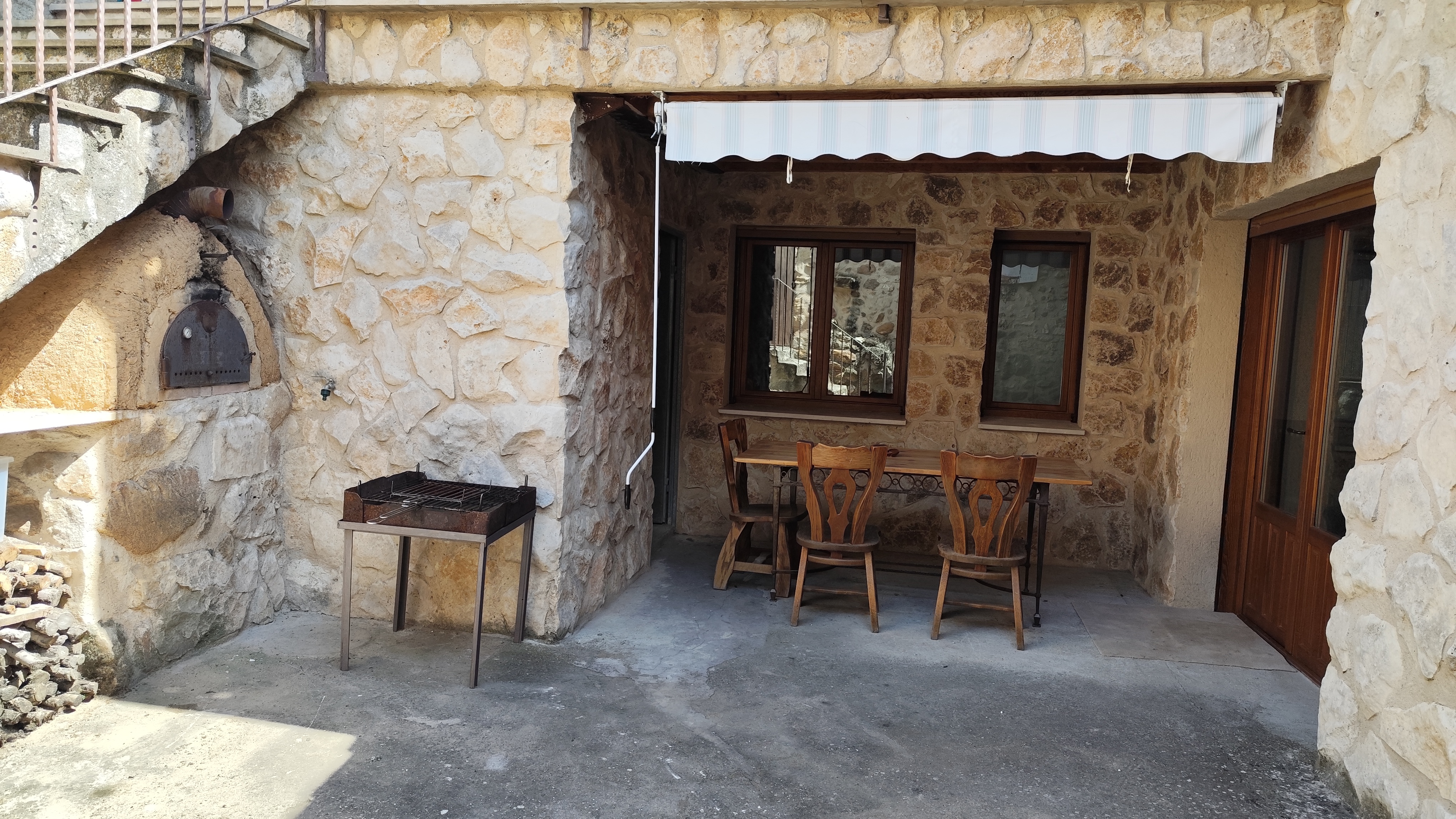 Patio exterior con barbacoa